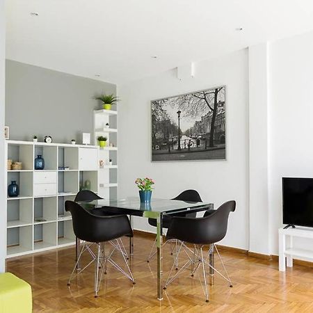 Appartamento Sunlit 2Br Oasis In Metaxourghio 3Min From Metro Atene Esterno foto