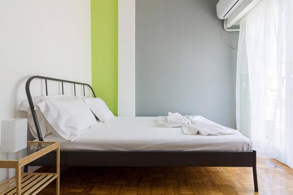 Appartamento Sunlit 2Br Oasis In Metaxourghio 3Min From Metro Atene Esterno foto