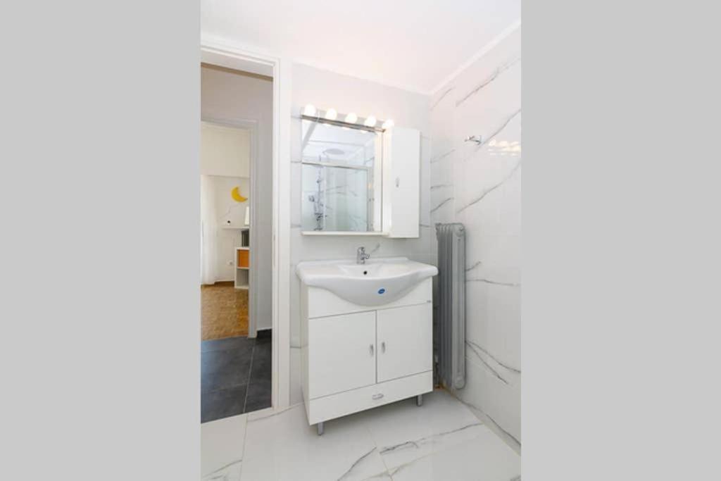 Appartamento Sunlit 2Br Oasis In Metaxourghio 3Min From Metro Atene Esterno foto