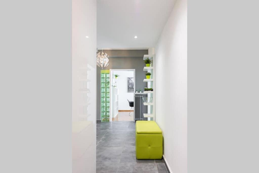 Appartamento Sunlit 2Br Oasis In Metaxourghio 3Min From Metro Atene Esterno foto