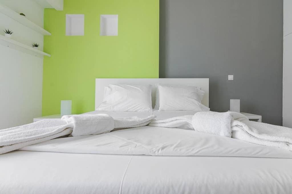 Appartamento Sunlit 2Br Oasis In Metaxourghio 3Min From Metro Atene Esterno foto