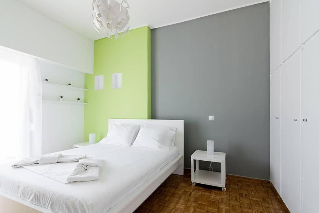 Appartamento Sunlit 2Br Oasis In Metaxourghio 3Min From Metro Atene Esterno foto