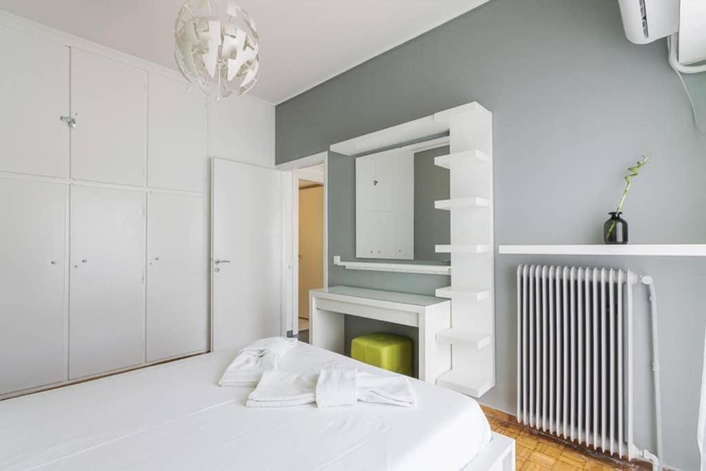 Appartamento Sunlit 2Br Oasis In Metaxourghio 3Min From Metro Atene Esterno foto