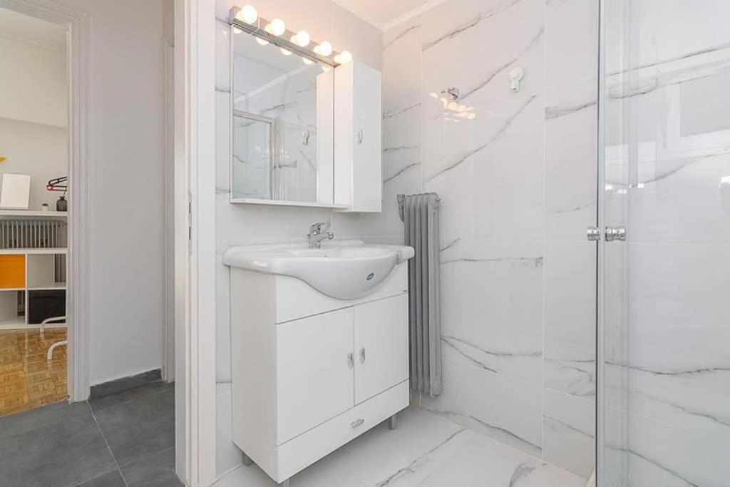 Appartamento Sunlit 2Br Oasis In Metaxourghio 3Min From Metro Atene Esterno foto