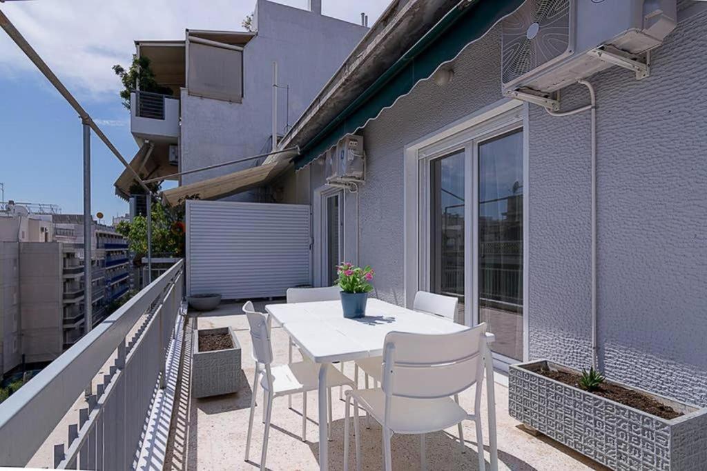 Appartamento Sunlit 2Br Oasis In Metaxourghio 3Min From Metro Atene Esterno foto