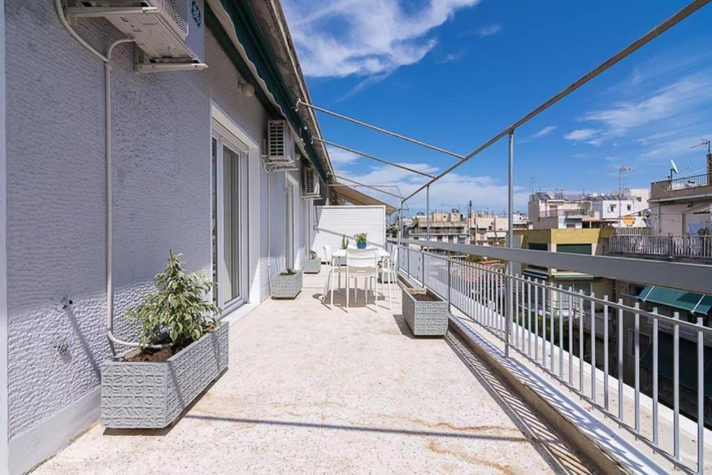 Appartamento Sunlit 2Br Oasis In Metaxourghio 3Min From Metro Atene Esterno foto