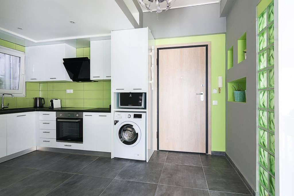 Appartamento Sunlit 2Br Oasis In Metaxourghio 3Min From Metro Atene Esterno foto