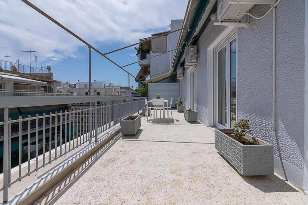 Appartamento Sunlit 2Br Oasis In Metaxourghio 3Min From Metro Atene Esterno foto