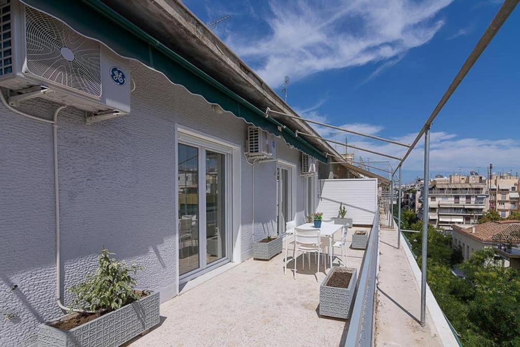 Appartamento Sunlit 2Br Oasis In Metaxourghio 3Min From Metro Atene Esterno foto