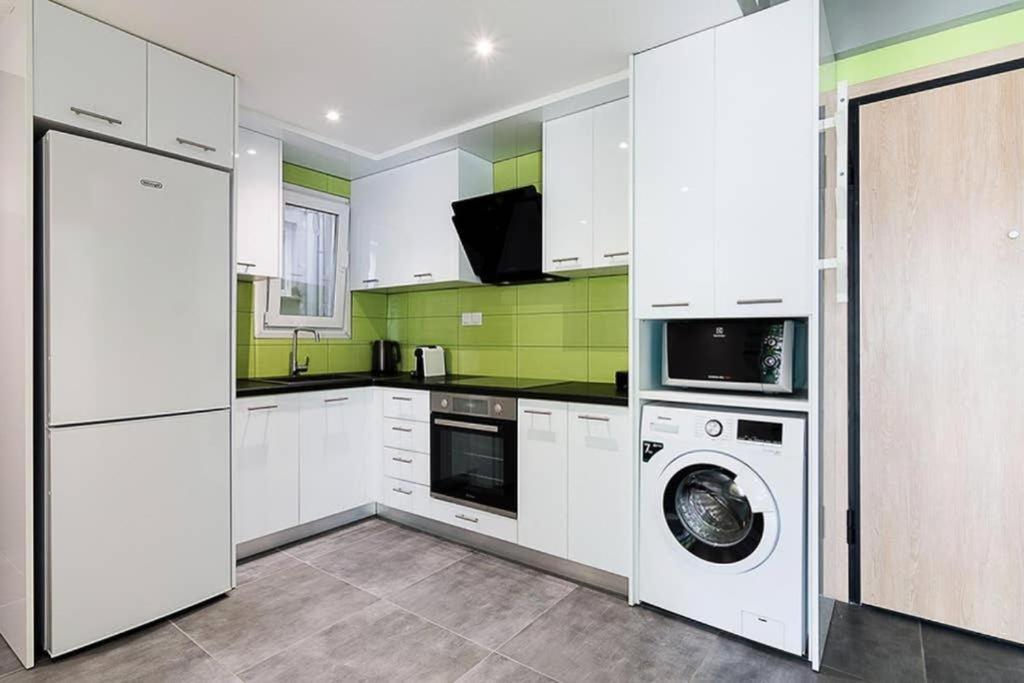 Appartamento Sunlit 2Br Oasis In Metaxourghio 3Min From Metro Atene Esterno foto