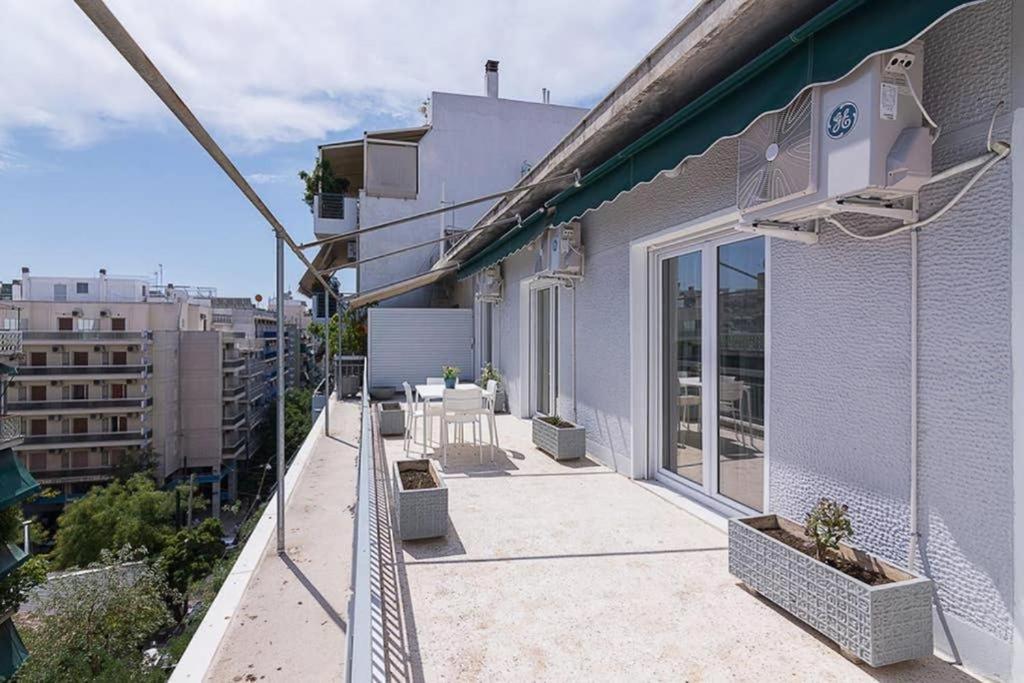 Appartamento Sunlit 2Br Oasis In Metaxourghio 3Min From Metro Atene Esterno foto