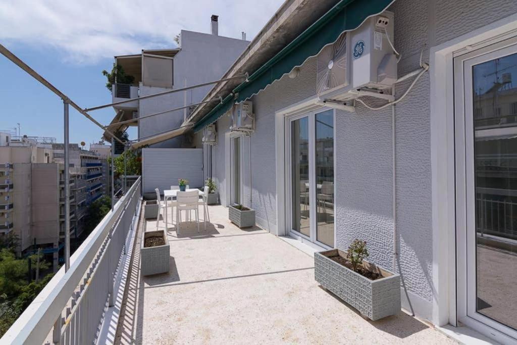 Appartamento Sunlit 2Br Oasis In Metaxourghio 3Min From Metro Atene Esterno foto