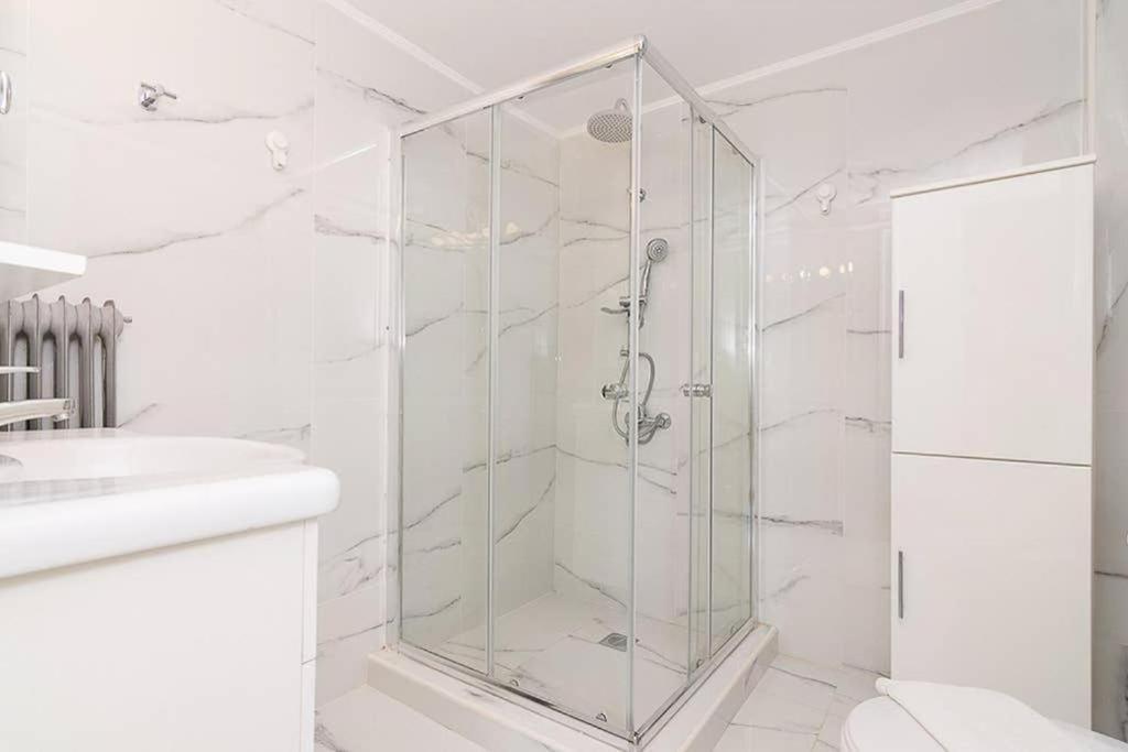 Appartamento Sunlit 2Br Oasis In Metaxourghio 3Min From Metro Atene Esterno foto