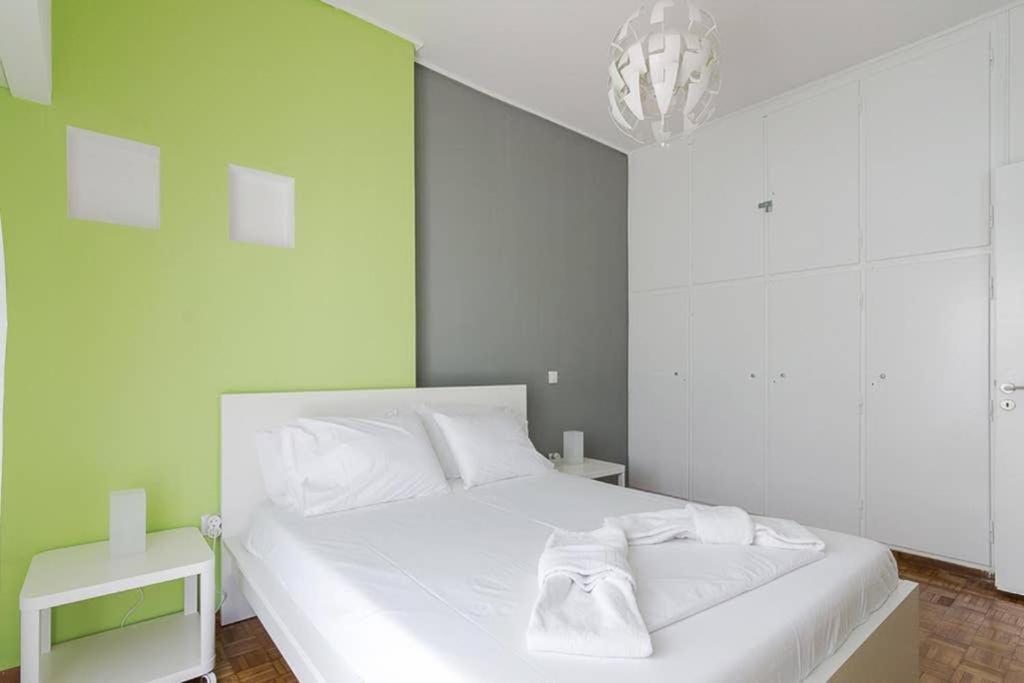 Appartamento Sunlit 2Br Oasis In Metaxourghio 3Min From Metro Atene Esterno foto