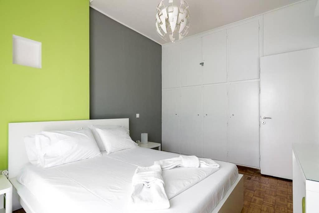 Appartamento Sunlit 2Br Oasis In Metaxourghio 3Min From Metro Atene Esterno foto