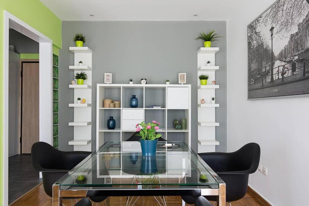 Appartamento Sunlit 2Br Oasis In Metaxourghio 3Min From Metro Atene Esterno foto