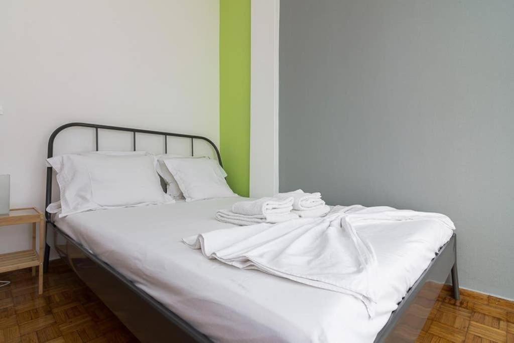 Appartamento Sunlit 2Br Oasis In Metaxourghio 3Min From Metro Atene Esterno foto