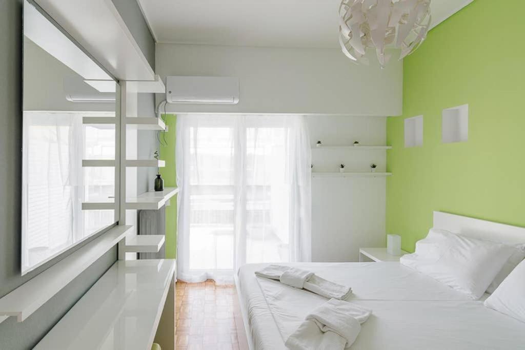 Appartamento Sunlit 2Br Oasis In Metaxourghio 3Min From Metro Atene Esterno foto